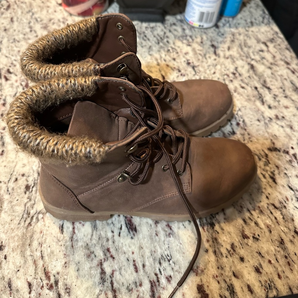 Women boots size 8 worn…. In great condition asking for $20
